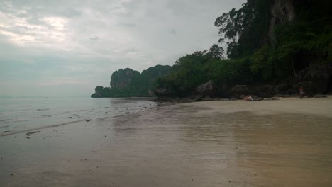 Aufnahmen-Vom-Railay-Beach-In-Krabi,-Thailand.-Aufnahmen-Von-Unglaublichen-Thailändischen-Landschaften,-Unglaublicher-Natur-Mit-Wahnsinnigen-Felsen,-Stränden,-Hügeln-Und-Dem-Meer