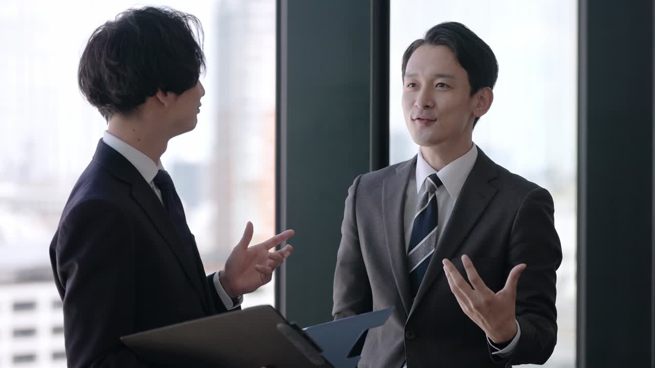 아시아 사업가들이 사무실에서 만나고 있습니다.