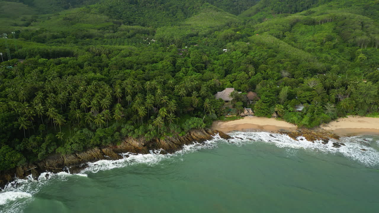 borde de acantilado rocoso con palmeras y arena aisladas playas de lujo escondidas, koh lanta tailandia