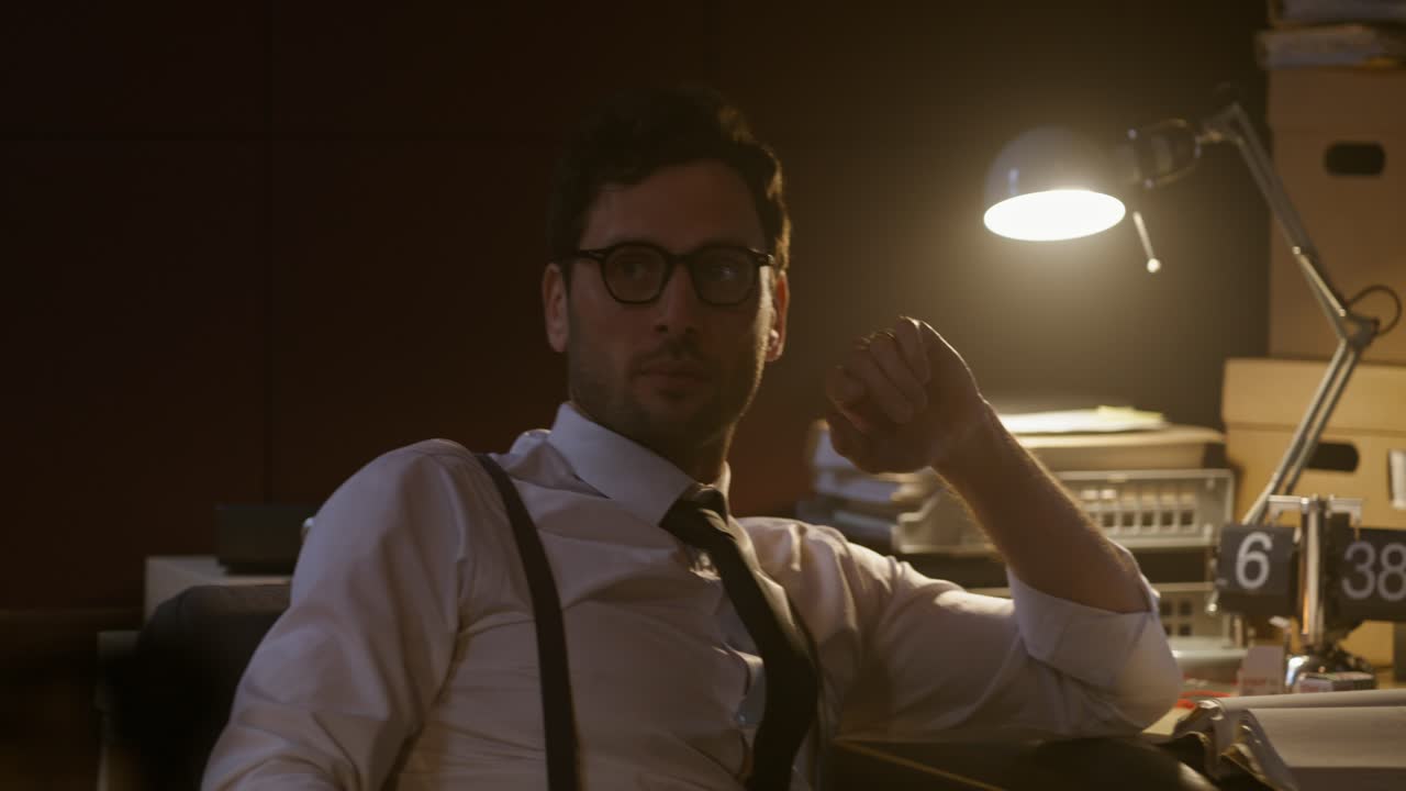 hombre trabajando hasta tarde en la oficina