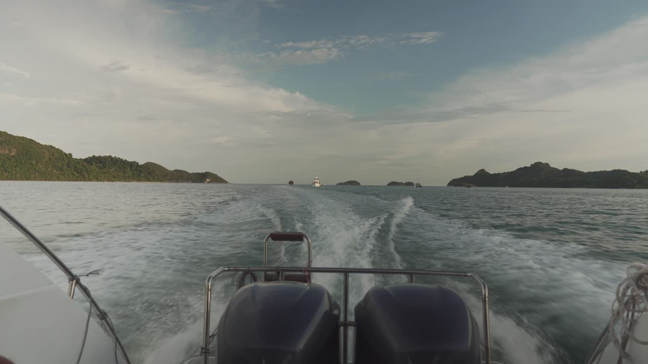 paisaje acuático desde el bote a toda velocidad, langkawi, malasia