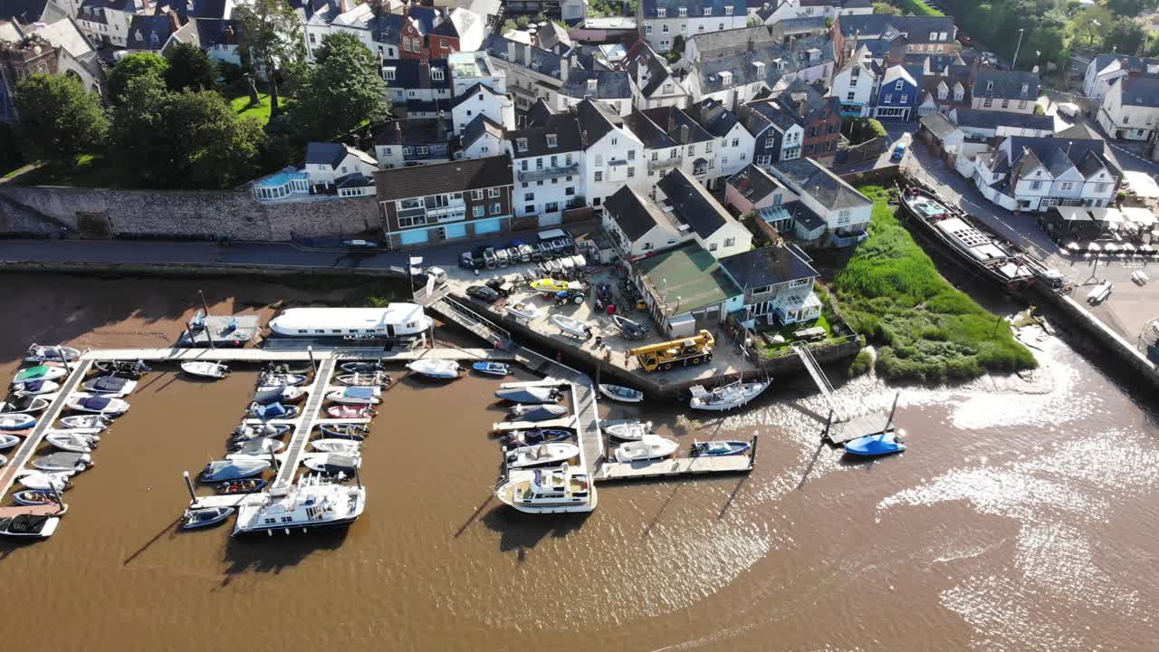 vista aérea escénica de veleros amarrados en marina junto al muelle de topsham