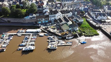 Malerische-Luftaufnahme-Von-Segelbooten,-Die-In-Der-Marine-Neben-Dem-Topsham-Kai-Festgemacht-Sind