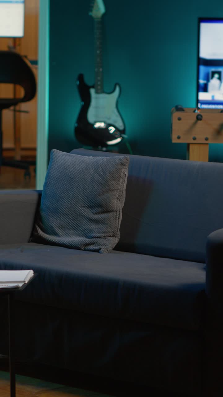 Accogliente soggiorno vuoto con divano e illuminazione ambientale