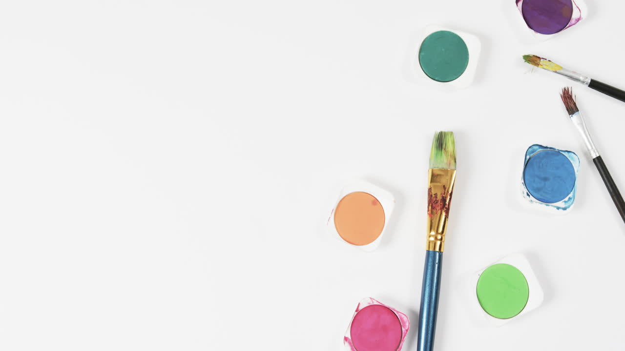 백색 배경 에 있는 페인트 와 브러시 의 상상, 복사 공간, 슬로우 모션