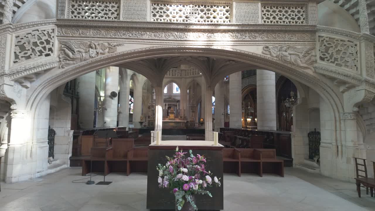 Saint-Orléans Cathedral interior in slow motion with Gothic design