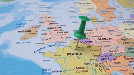 Francia:-Concepto-De-Viaje-Con-Chincheta-Verde-En-El-Mapa-Mundial.-El-Punto-De-Ubicación-En-El-Mapa-Apunta-A-París,-La-Capital-De-Francia.