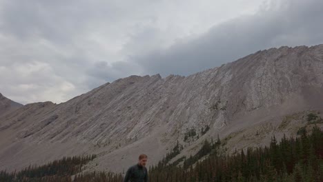 Wanderer,-Der-Den-Berg-Hinaufgeht,-Kauft-Wald,-Gefolgt-Von-Der-Schließung-In-Den-Rockies,-Kananaskis,-Alberta,-Kanada