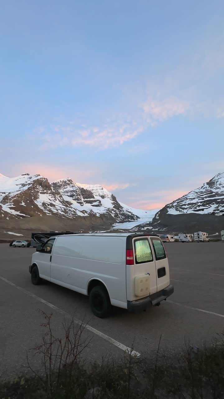 Mobil kemping dan RV diparkir di Columbia Icefield, Taman Nasional Jasper, Kanada