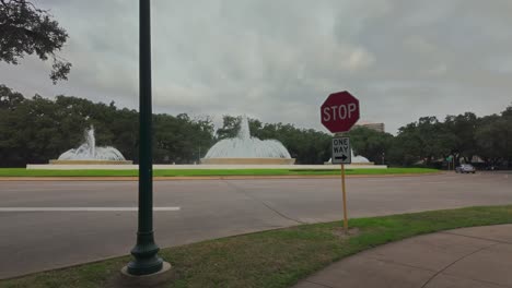 Mecom-Brunnen-In-Houston-An-Einem-Bewölkten-Morgen