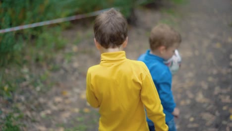 Der-Kleine-Junge-Geht-Den-Waldweg-Entlang-Und-Schaut