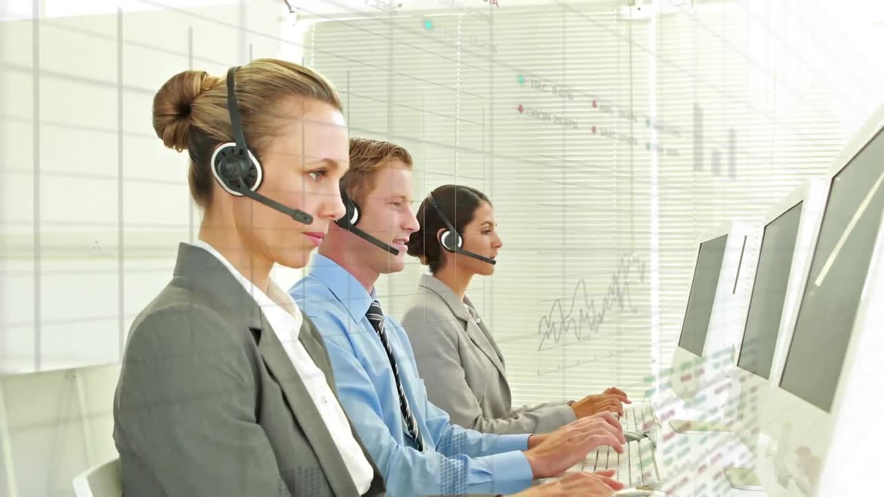 전화 헤드 ⁇ 을 사용하는 비즈니스 사람들에 대한 데이터 처리 애니메이션