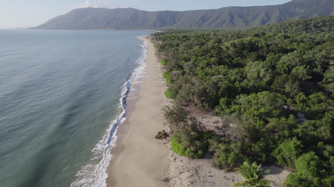 pintoresca costa oceánica de la playa wangetti desde el mirador rex en el norte de queensland, australia - toma aérea de drones