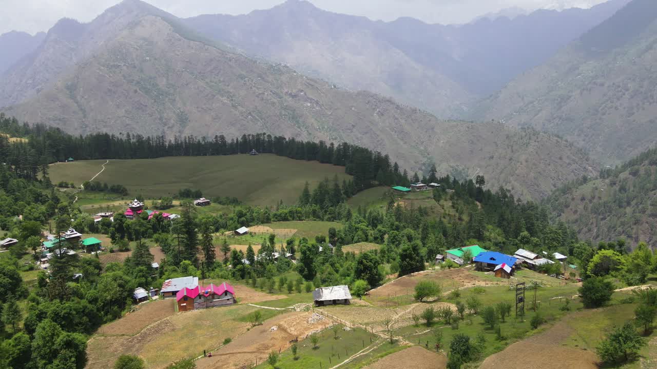 tiro de drone de un pequeño pueblo en el valle de sainj en himachal pradesh cerca de manali, kasol-7