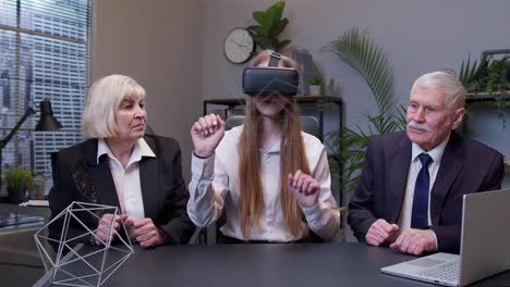 Mujer-De-Negocios-Usando-Casco-De-Auriculares-De-Aplicación-Vr-Investigando-Viendo-Gráficos-De-Realidad-Virtual-En-La-Oficina