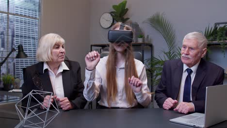 mujer de negocios usando casco de auricular de aplicación vr haciendo investigación viendo gráficos de realidad virtual en la oficina