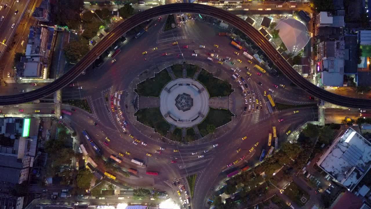 vista aérea de la enorme rotonda y los semáforos en el monumento a la victoria por la noche en bangkok, tailandia