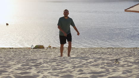 padre e hijos jugando en la playa