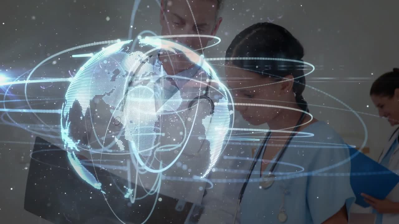 Hombre señalando una tableta, enfermera deslizando la pantalla, iniciando la visualización de datos de un globo terráqueo giratorio en un hospital.