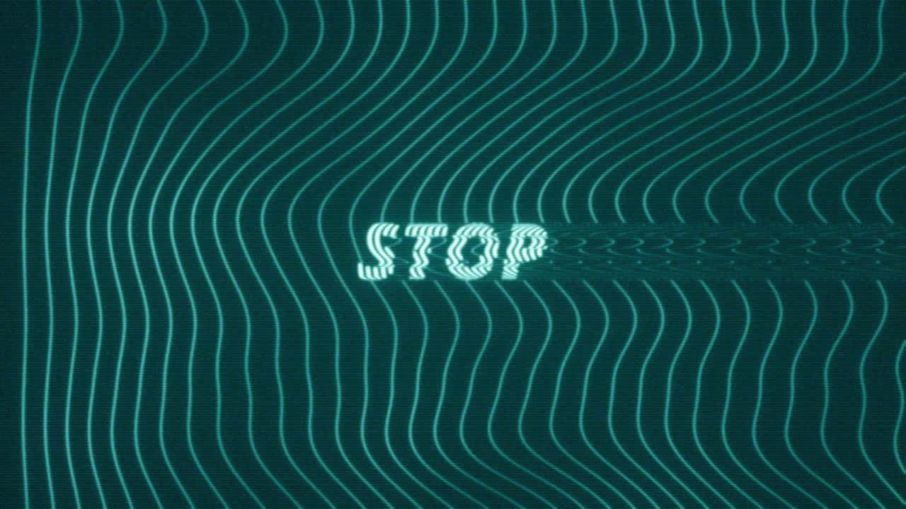Testo animato Stop con distorsione glitch su linee ondulate blu fluenti, per creare un effetto di segnale di stop digitale audace