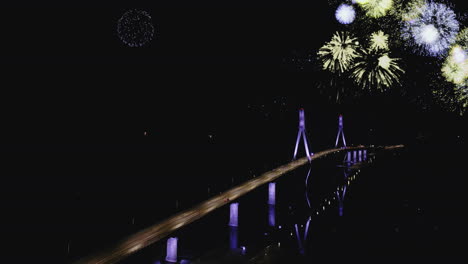 celebraciones festivas del año nuevo por encima del puente iluminado replot por la noche, aéreo