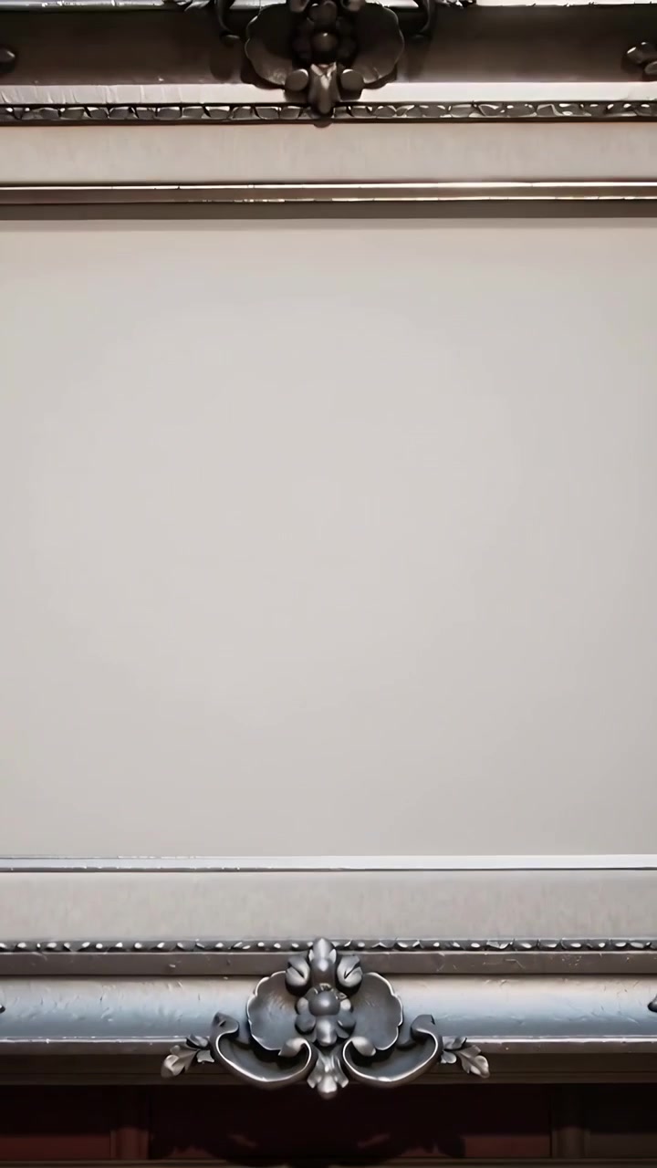 Video verticale: Telecamera che si allontana rivelando una cornice ornata su una parete con motivi floreali, pannello vuoto.