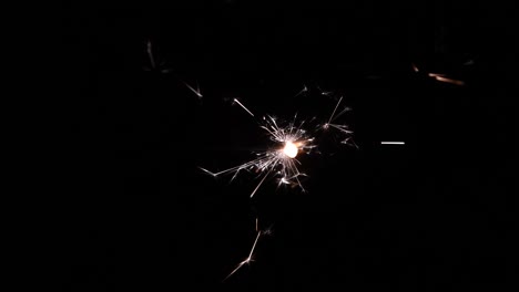 una chispa ardiente sobre un fondo negro