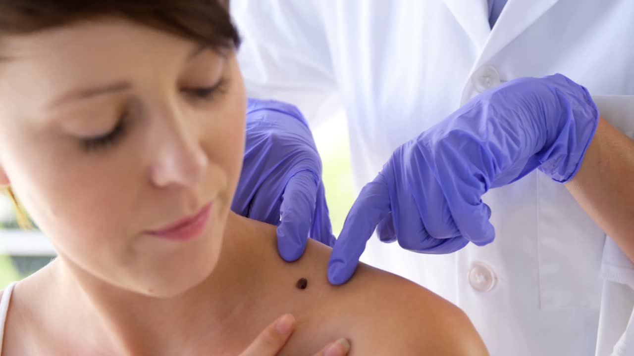 여성 치료사가 환자의 모를 가리키고 있습니다.