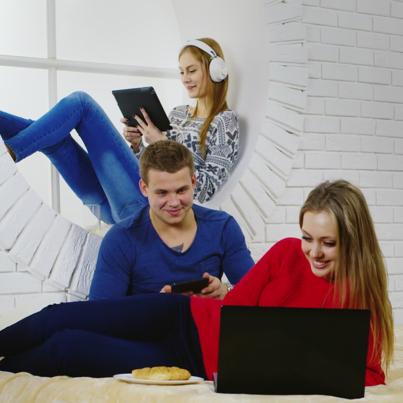 jóvenes amigos modernos pasan tiempo juntos