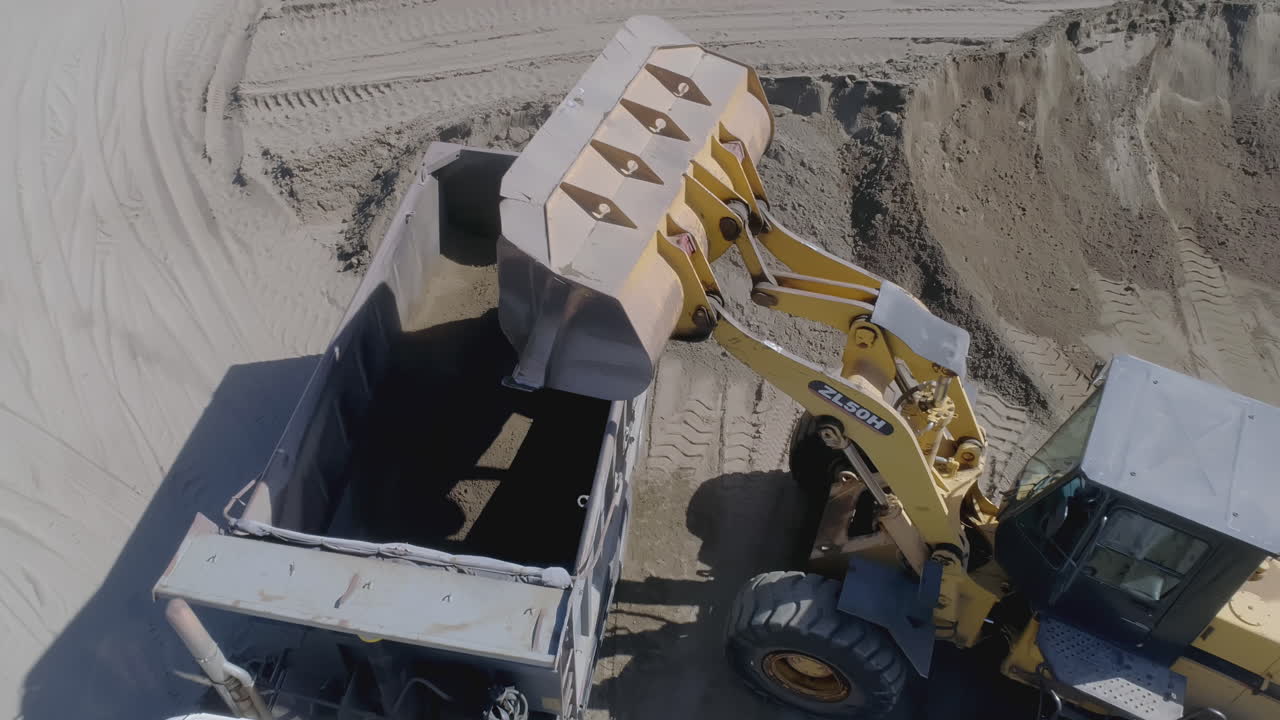 excavadora cargando camión de descarga con arena o suciedad