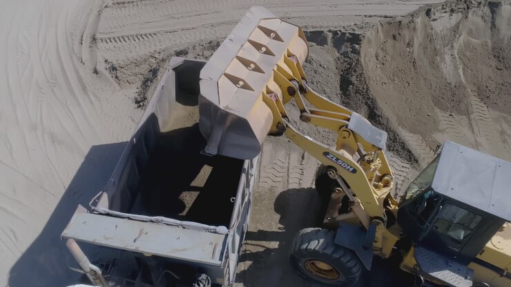 Excavator Loading Dump Truck with Sand/Dirt