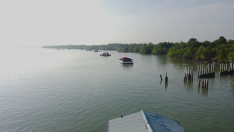 Schwimmendes-Haus-Auf-Der-Oberfläche-Des-Flusses-Bagan-Lalang-In-Malaysia