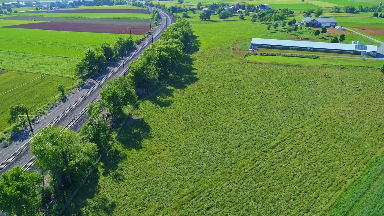 ⁇ 은 날에 패치 가공 된 농지 한가운데에 전기화 된 철도 도로 트랙의 공중 전망