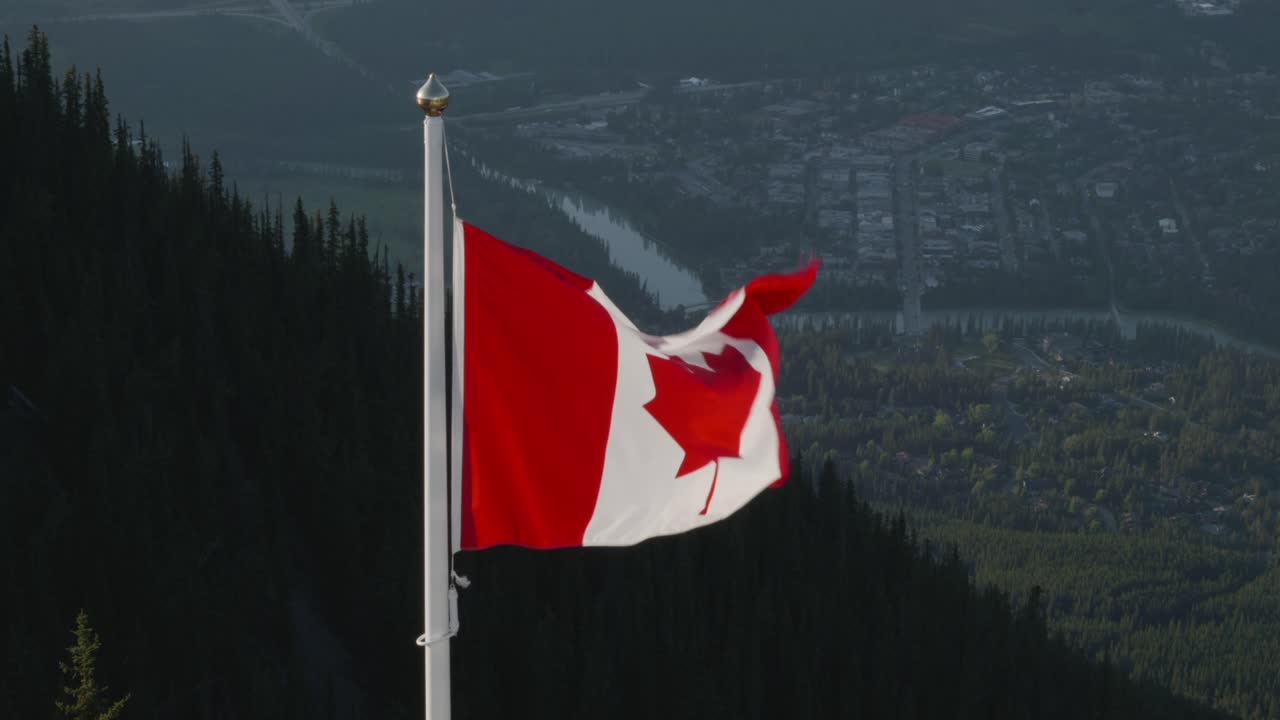 Bandiera canadese sul Monte Sulphur nel Parco Nazionale di Banff con vista sulla città