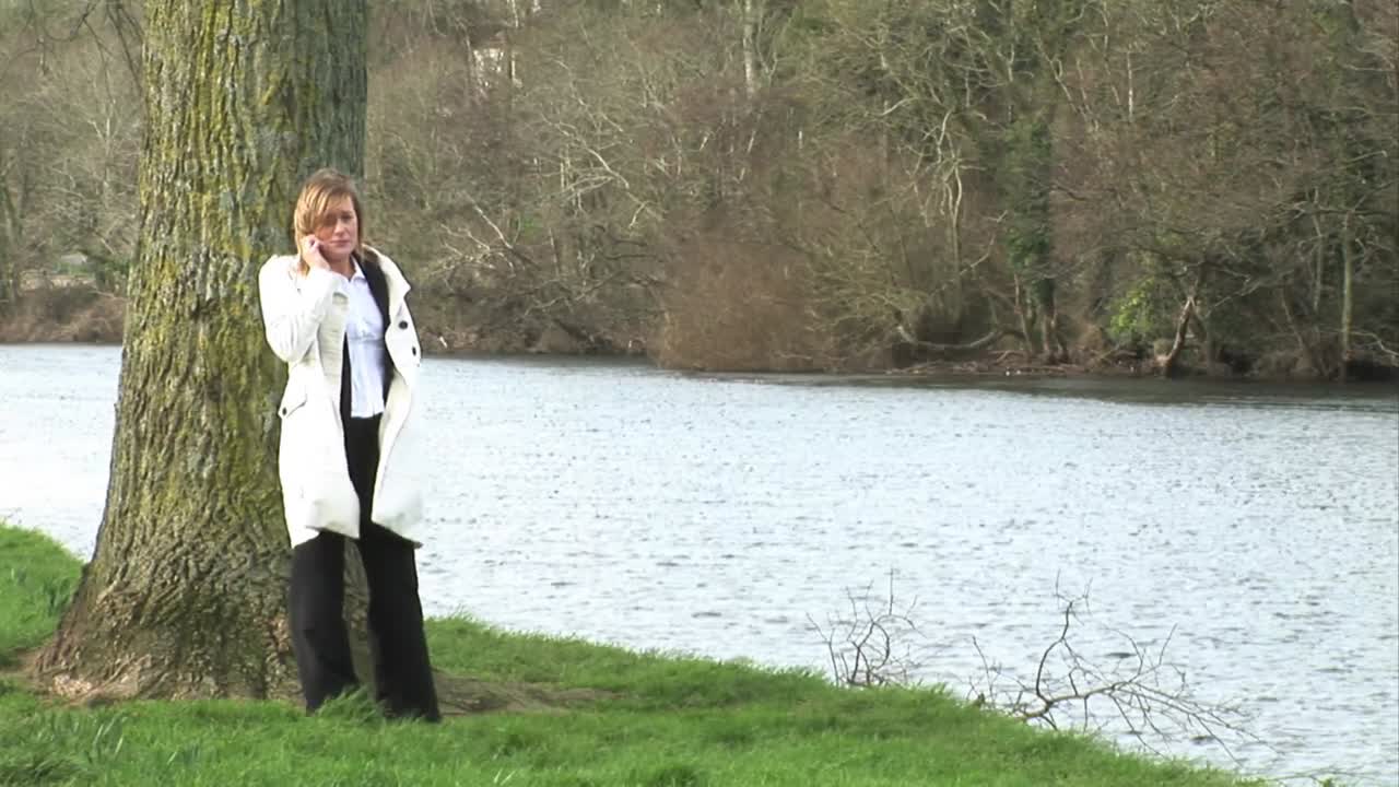 휴대 전화 로 야외 에 있는 사업가