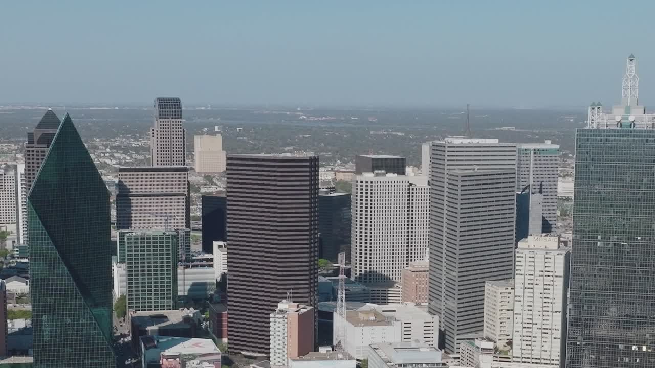 Vista aérea do centro de Dallas mostrando a paisagem urbana e os edifícios