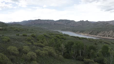 acercándose al río gunnison en el oeste de colorado, ee.uu., tiro aéreo