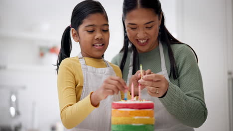 Kuchen,-Kerzen-Und-Mama-Backen-Mit-Mädchen-Im-Gespräch