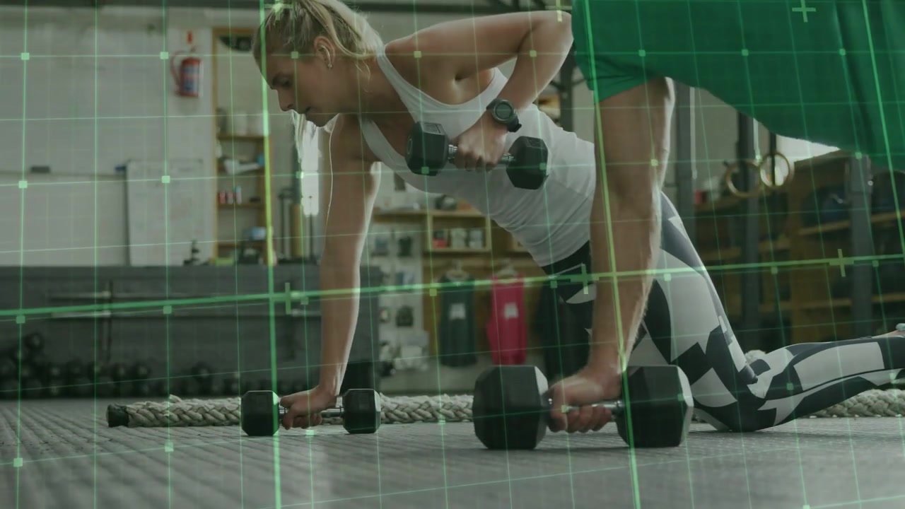 Vertical video: Starting from plank, duo in green-white training pushup rows in gym with dumbbells