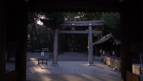 Avance-Lento-Hacia-La-Puerta-Torii-De-Madera-En-El-Hermoso-Santuario-Meiji