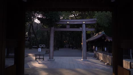 Schieben-Sie-Sich-Langsam-In-Richtung-Des-Hölzernen-Torii-Tors-Am-Wunderschönen-Meiji-Schrein