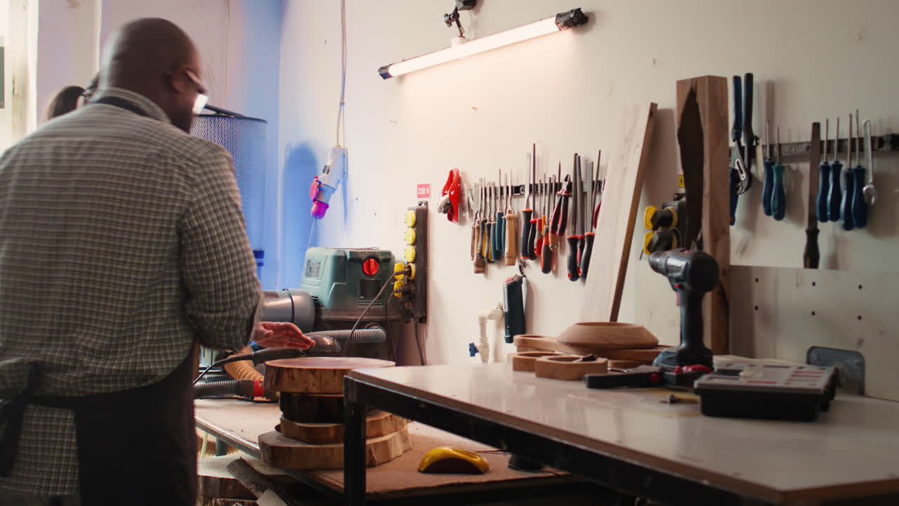 artesano haciendo la garantía de calidad en la pila de madera con un compañero de trabajo