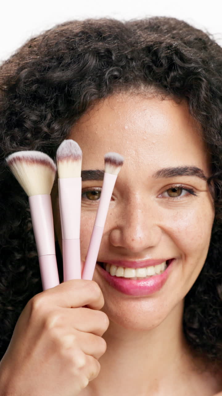 La donna con pennelli trucco