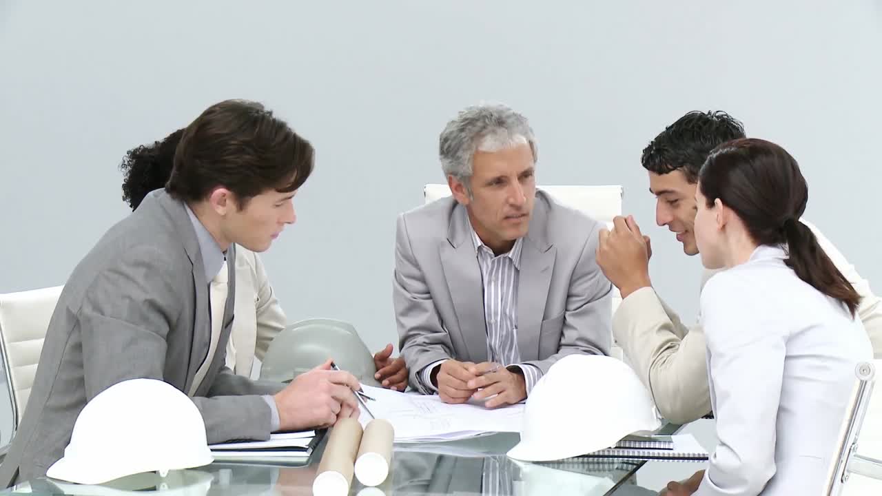 다민족 건축가 들 이 회의 를 하고 있다