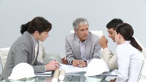 arquitectos multiétnicos que tienen una reunión