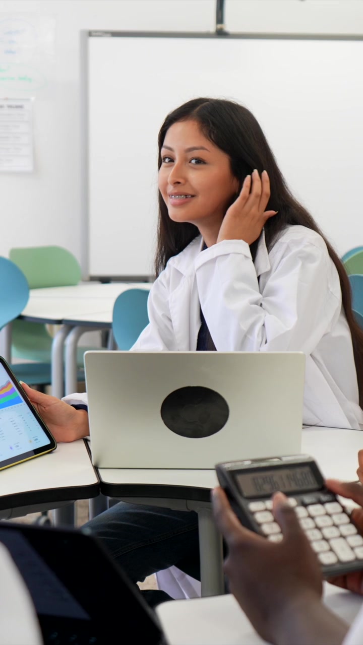 Studenti medicíny spolupracující na výzkumném projektu ve třídě