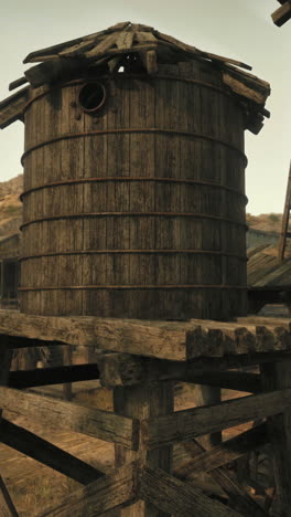vieja torre de agua de madera en una ciudad occidental