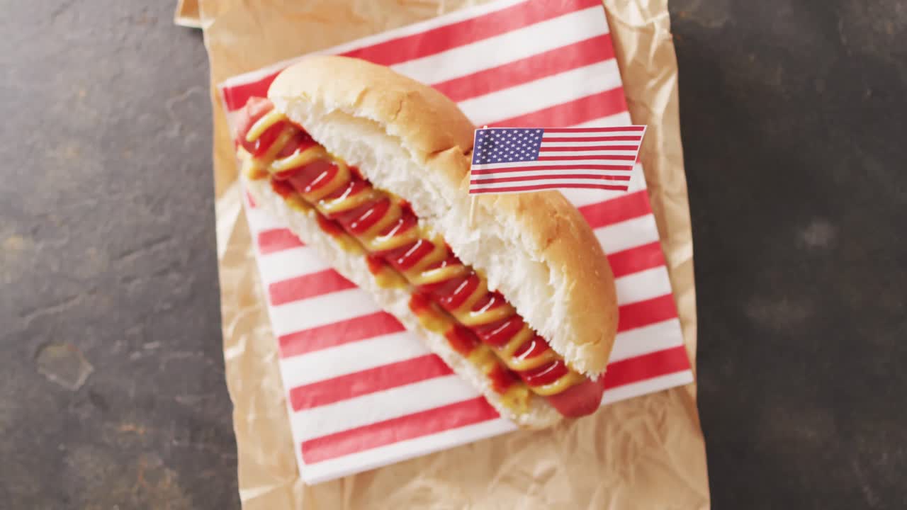 검은색 표면에 미국의  ⁇ 발이 있는 겨자와 케 ⁇ 을 가진 핫도그의 비디오