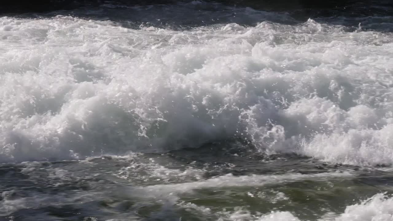 Tosenes Wasser aus der Aare spritzt.