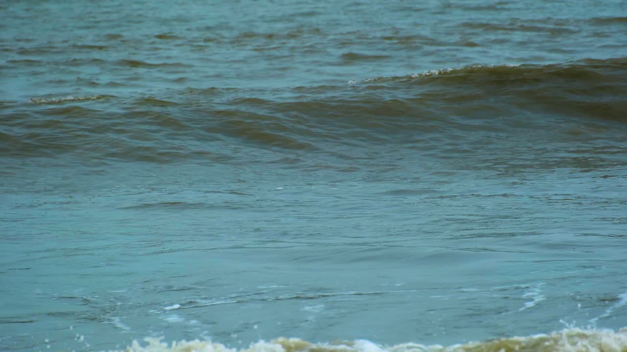 해변에 어지는 바다 파도의 클로즈업  - 티르코이즈 파란색 바다 파도가 해변에서 어집니다.